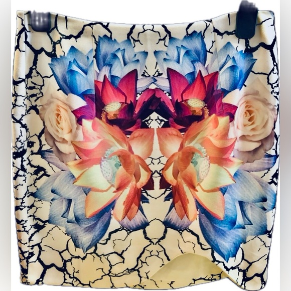 Tobi size small abstract white w/ multi color floral print mini skirt pink blue - Picture 2 of 4